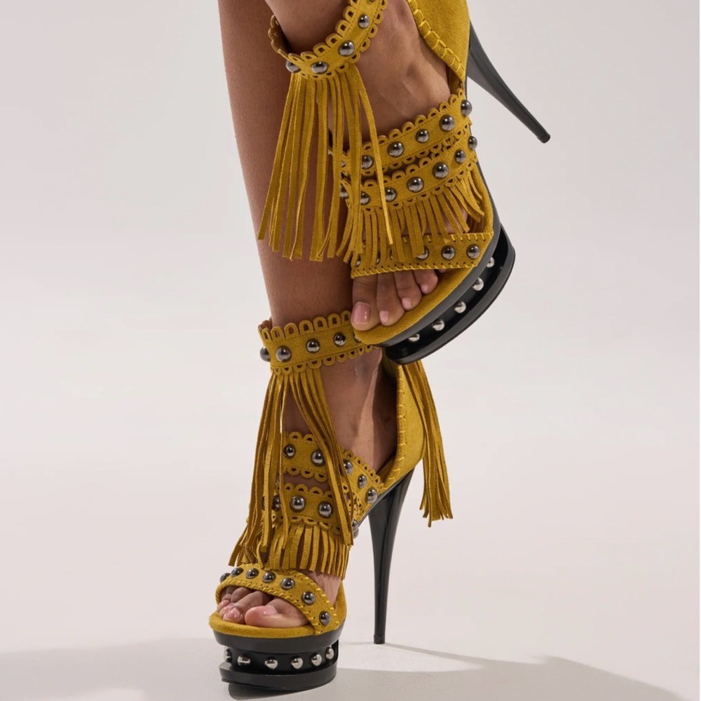 AKIRA AKIRA GOLD MAROVA MUSTARD NOVELTY PLATFORM FRINGE EMBELLISHED SANDAL Size